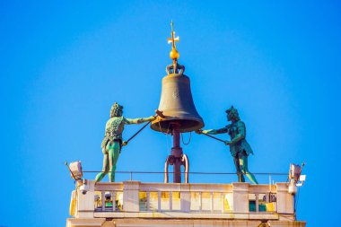 Sütunun üst kısmı heykelle süslenmiş. San Marco Katedrali - Bizans tarzında mimari başyapıt. Venedik 'e büyülü bir yolculuk. Fotoğraf turizmi kavramı