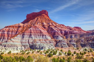  Kırmızı kumtaşından yapılmış görkemli dağlar. Arizona, Utah.Paria Kanyonu-Vermilion Kayalıkları Vahşi Doğa Bölgesi. Amerika 'ya bağımsız seyahat. Aktif, aşırı ve fotoğraf turizmi kavramı