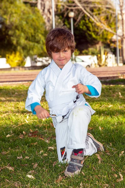 Okouzlující Chlapec Bílém Kimonu Parku Cvičí Judo Palmy Zelená Tráva — Stock fotografie