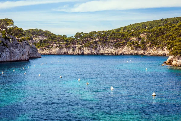 Akdeniz ve Cote d 'Azur' un resimli hangarları. Calanques, Provence 'ın cazibesidir. Fransız. Güney fiyortları. Aktif, çevre dostu ve fotoğraf turizmi kavramı