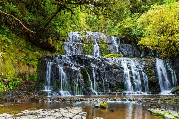 Purakaunui Falls Nový Zéland Mnohostupňové Malebné Kaskádové Vodopády Mezi Zeleným — Stock fotografie