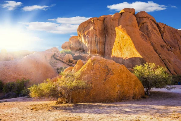 非洲沙漠中炎热的晨阳 斯皮茨科普沙漠中的岩石 去非洲旅行 极端和光旅游的概念 — 图库照片