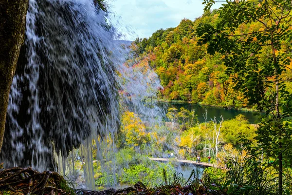 Viaje Otoño Croacia Parque Lagos Plitvice Pintoresca Cascada Salpicando Sobre —  Fotos de Stock