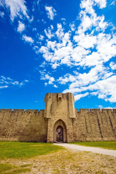 Puissantes Portes Fortifications Pittoresques Défendent Ville Portuaire Aigues Mortes Voyage — Photo