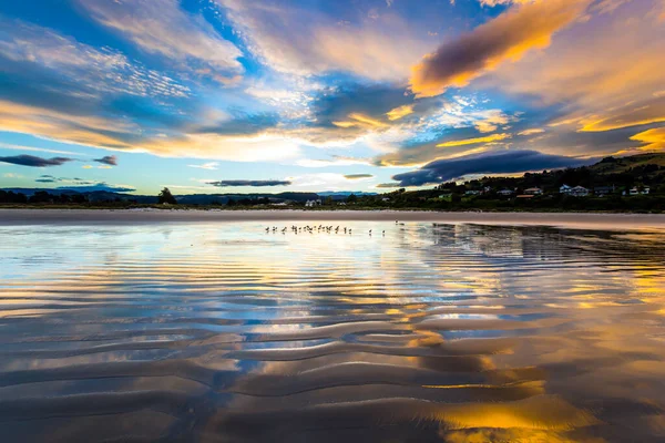 Los Colores Suaves Las Nubes Fantasía Reflejan Agua Del Océano —  Fotos de Stock