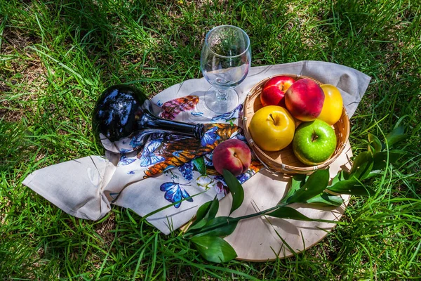 Breakfast Grass Sunny Summer Day Fruits Apples Peach Wicker Basket — Stock Photo, Image