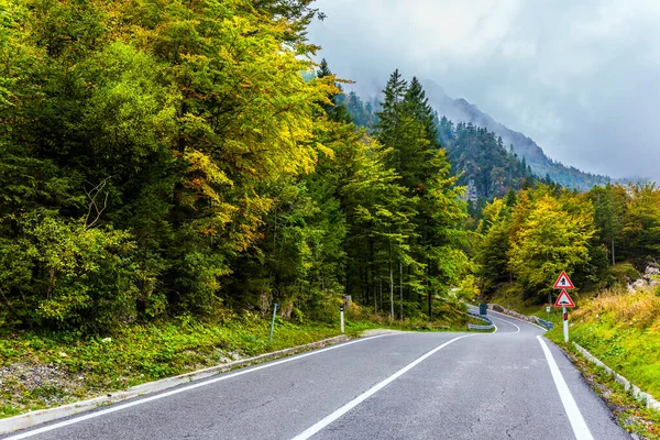 Asphalt Highway Lake Valley Cold Cloudy Autumn Day Adorable Mountain — Stock Photo, Image