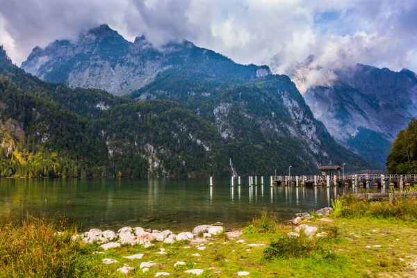 Lago Koenigssee Alemania Está Rodeado Altas Montañas Montones Amarre Para — Foto de Stock