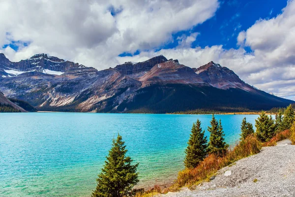 Rockies Canada Lago Bow Está Rodeado Acantilados Glaciares Día Otoño —  Fotos de Stock