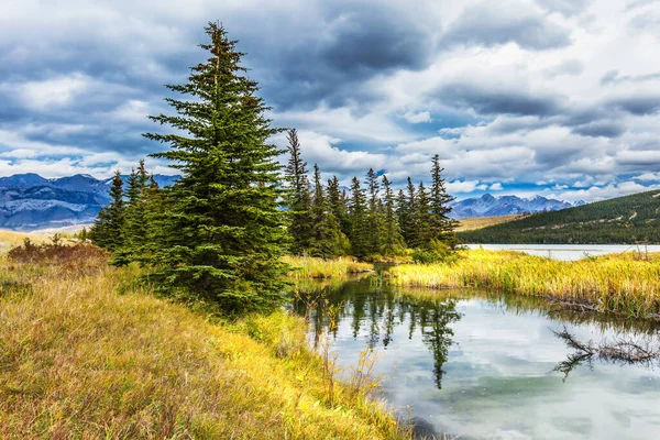 Conceito Turismo Ativo Magnífica Viagem Pelas Montanhas Rochosas Canadá Céu — Fotografia de Stock