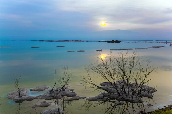 冬天的黎明死海 以色列 在水里用蒸发的盐做成的小岛 太阳光反射在死海光滑的表面上 医疗和摄影旅游的概念 — 图库照片
