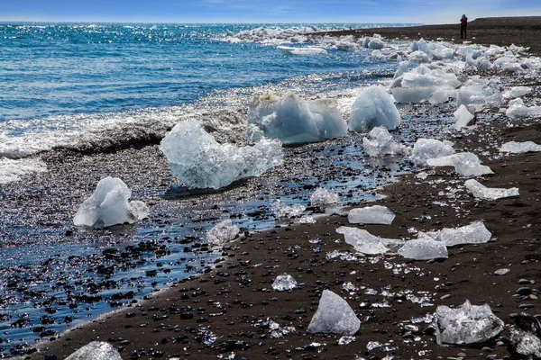 有名なアイスランドの黒砂のビーチ サーフは氷の大きな塊をもたらします スカフタフェル公園のラグーン ジョクルサウロン アイスランド 7月の寒い日 極端な北部と写真の観光の概念 — ストック写真