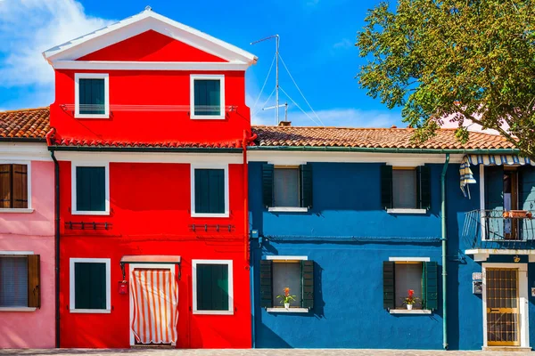 Burano Wyspa Kolorowych Domów Pobliżu Wenecji Fasada Uroczego Wielokolorowego Domu — Zdjęcie stockowe