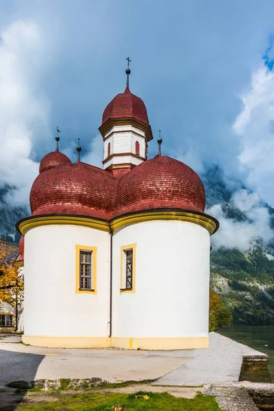 Okouzlující Kostel Břehu Horského Jezera Proti Modré Obloze Krásně Vyčnívají — Stock fotografie