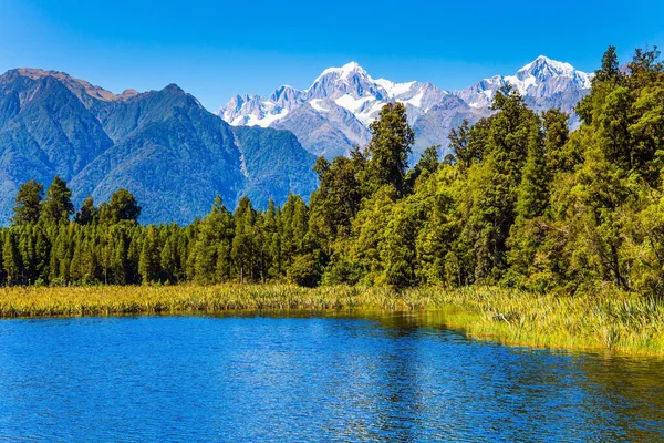 マセソン湖は美しい氷河湖です ニュージーランドの南の島 有名な湖はクック山とタスマン山を反映している 生態学的 積極的かつ写真観光の概念 — ストック写真