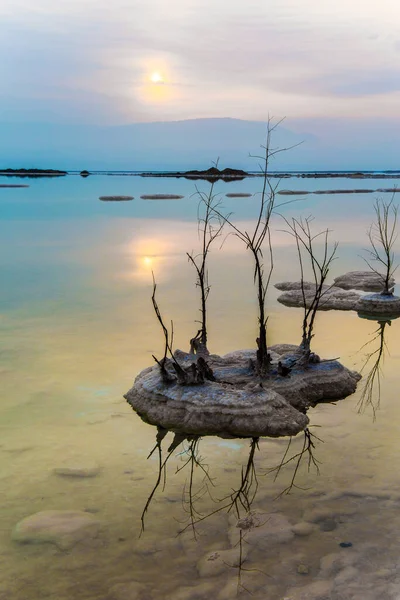 Sonnenaufgang Über Dem Toten Meer Überschüssiges Salz Erscheint Auf Der — Stockfoto