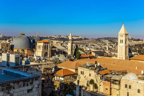 예루살렘의 Domes Temple Holy Sepulcher 석양에는 황금색 십자가가 반짝이고 있습니다 — 스톡 사진