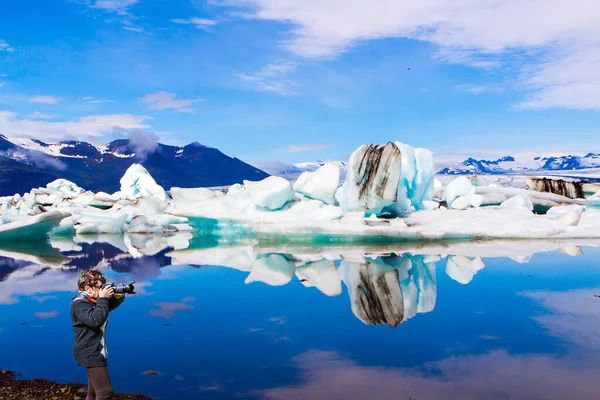 Mulher Camisola Fotografa Magnífica Paisagem Islândia Icebergs Brancos Azuis Floes — Fotografia de Stock