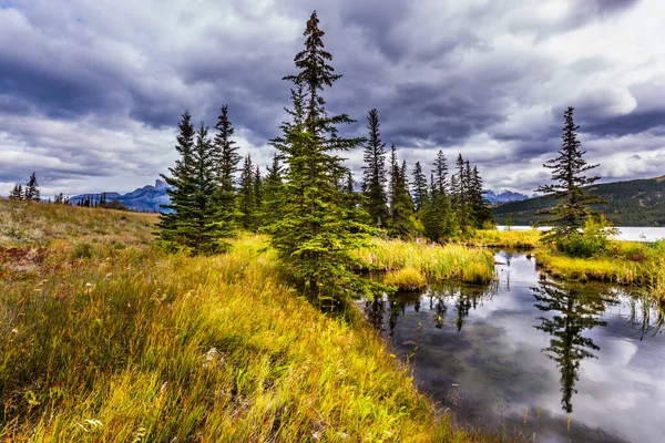 Montagne Rocciose Del Canada Nuvole Pioggia Librano Sulla Valle Lungo — Foto Stock