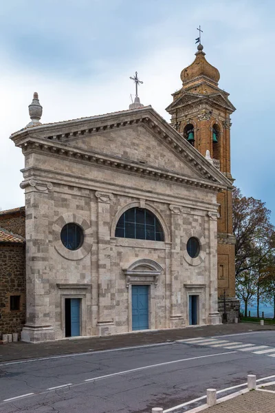 トスカーナの曇りの秋の日 モンタルチーノの小さな町 教会の美しいファサードと鐘楼 認知的 能動的 写真観光の概念 — ストック写真