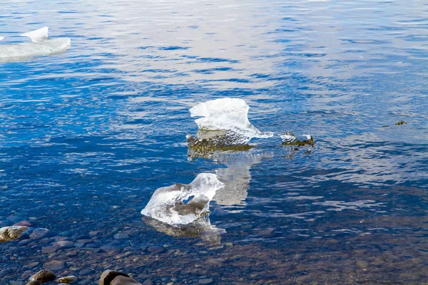 Island Mořský Příboj Přináší Ledové Kry Slavná Oblázková Pláž Černým — Stock fotografie