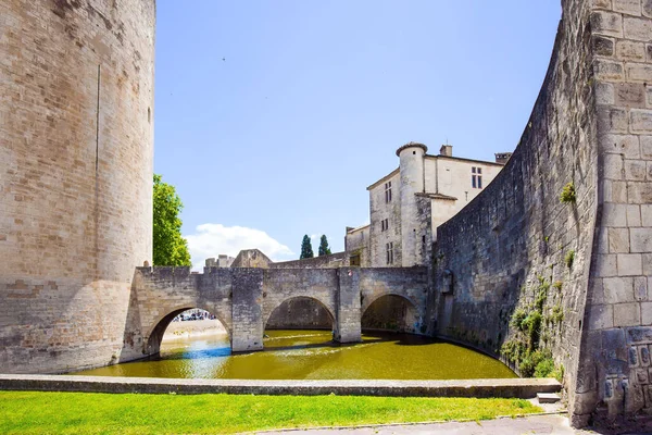 Storica Torre Costanza Potenti Mura Medievali Fossato Con Acqua Circondano — Foto Stock