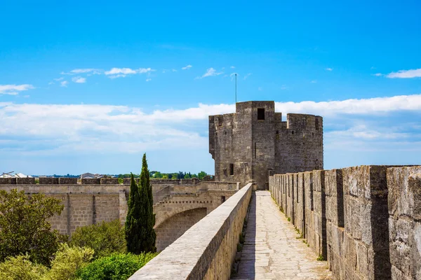 Går Längs Defensiva Antika Murar Den Medeltida Hamnstaden Aigues Mortes — Stockfoto