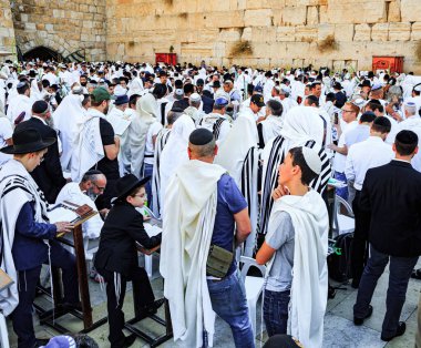 JERUSALEM, ISRAEL - 26 Eylül 2018: Batı Duvarı 'ndaki tören. Batı Duvarı 'nda dua eden Yahudiler beyaz Talit' e sarılmış halde. Cohanim 'in lütfu.. 