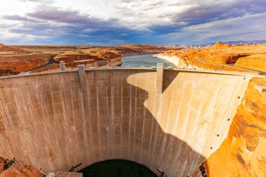 Glen Canyon Barajı, Colorado Nehri 'nin yapısıdır. Colorado Nehri kıyılarının kırmızı-kahverengi sarp duvarları. Arizona mı? ABD. 