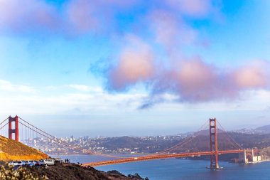  ABD. Kaliforniya mı? San Francisco mu? Golden Gate köprüsünün muhteşem girişi. Açık güneşli gün batımı