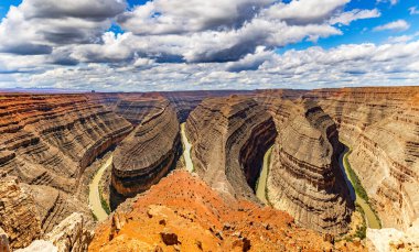 Gooseneck Kanyonu, San Juan Nehri 'nin vurgunlarından oluşur. İnanılmaz manzara su ve rüzgarla şekillenir. Güneşli bir Eylül günü. ABD