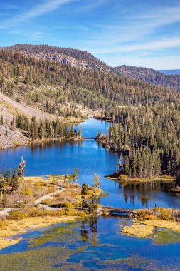 Resimli güzel İkiz Göller. Rahatlamak için harika yerler. Çevresindeki dağlar her daim yeşil ormanlarla kaplıdır. Güneşli bir sonbahar günü. Colorado, ABD