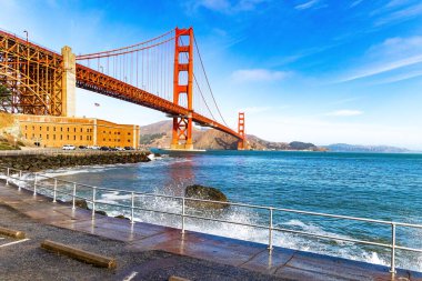 Etkileyici asma kırmızı köprü Golden Gate. ABD. Kaliforniya mı? San Francisco mu? Güneşli bir gün. Golden Gate dünyanın en büyük asma köprüsü..