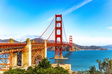 Dünyanın en ünlü ve tanınabilir köprüsü Altın Kapıdır. Golden Gate boğazındaki asma köprü. San Francisco mu? ABD. Kaliforniya mı? Açık güneşli gün.
