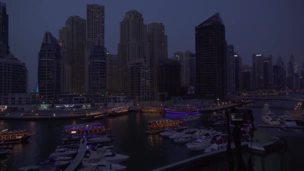 Kamera taymlaps gece görünümü Dubai Yat Limanı stok görüntüleri video çekimleri — Stok video