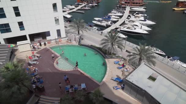 Zwembad in het Lotus Hotel Apartments in Dubai Marina stock footage video — Stockvideo