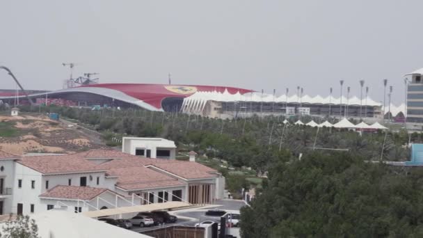 Ferrari World Abu Dhabi e Yas Marina Circuit em Yas Island em Abu Dhabi vídeo de imagens de estoque — Vídeo de Stock