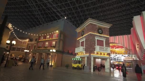 Italiaanse straat cafes en winkels in het themapark Ferrari World Abu Dhabi stock footage video — Stockvideo