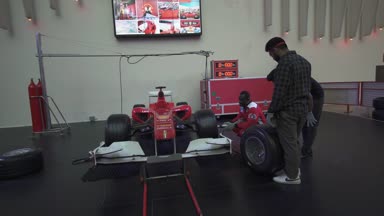 Ana tekerlek üzerinde bir yarış otomobili Ferrari World Abu Dhabi stok görüntüleri video olarak değiştirmek nasıl gösterir