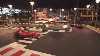 Junior Gp sürüş okulda Ferrari World Abu Dhabi stok görüntüleri video