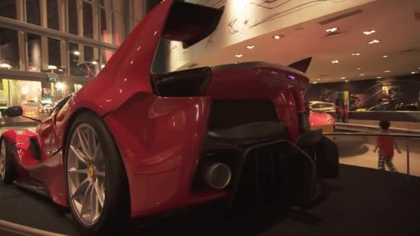 Carro de exposição em um parque temático Ferrari World Abu Dhabi stock footage vídeo — Vídeo de Stock