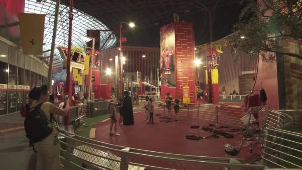Área de juegos del campamento de entrenamiento junior en Ferrari World Abu Dhabi material de archivo de vídeo — Vídeo de stock