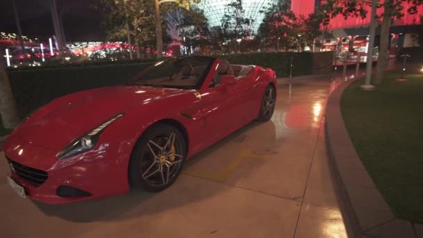 Tentoonstelling auto in een themapark Ferrari World Abu Dhabi stock footage video — Stockvideo