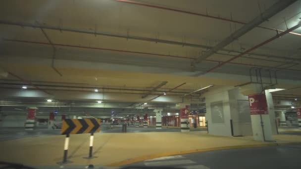 Multi-nivel centro comercial aparcamiento material de archivo de vídeo — Vídeo de stock