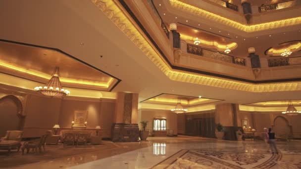 Interieur van het presidentiële Hotel Emirates Palace in Abu Dhabi stock footage video — Stockvideo
