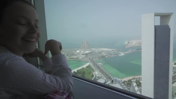 Tienermeisje kijkt door de Abu Dhabi telescoop vanaf de observatie dek stock footage video — Stockvideo