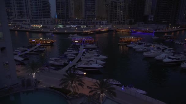 Nacht uitzicht op Dubai Marina stock footage video — Stockvideo