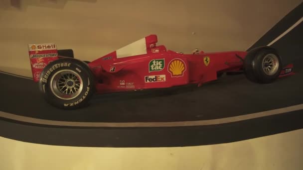 Utställningen bil i temaparken Ferrari World Abu Dhabi arkivfilmer video — Stockvideo