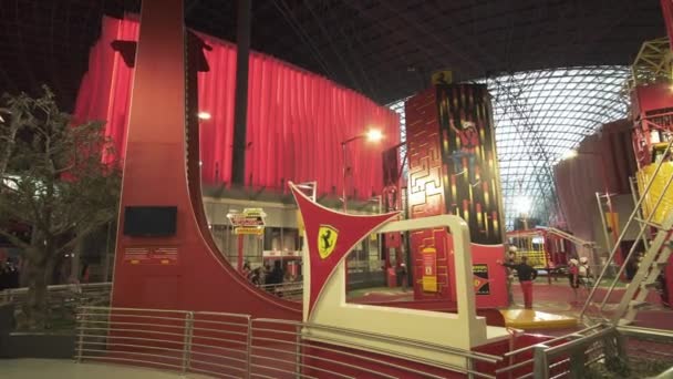 Gençler eğitim kampı oyun parkı içinde Ferrari World Abu Dhabi stok görüntüleri video — Stok video