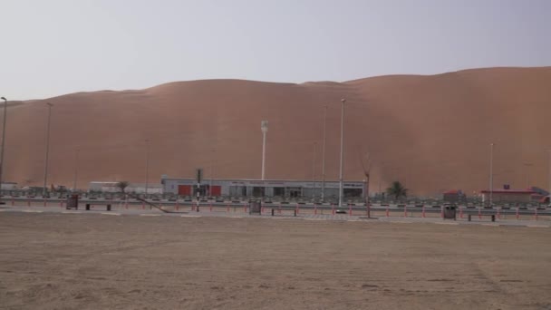 Hipodrom na konkursy w pobliżu Moreeb Dune w al-Chali pustynia Stockowy wideo — Wideo stockowe
